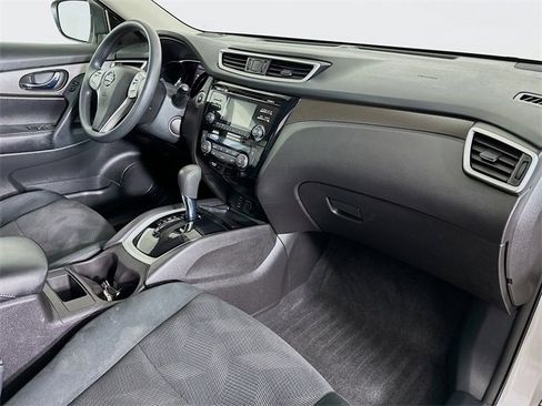 Used 2016 Nissan Rogue SV w/ SV Moonroof Package image 30