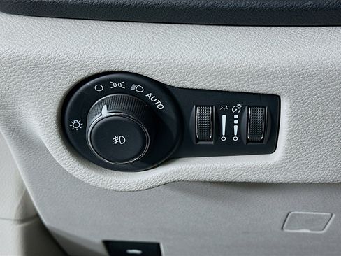 Used 2024 Chrysler Pacifica Touring-L image 17