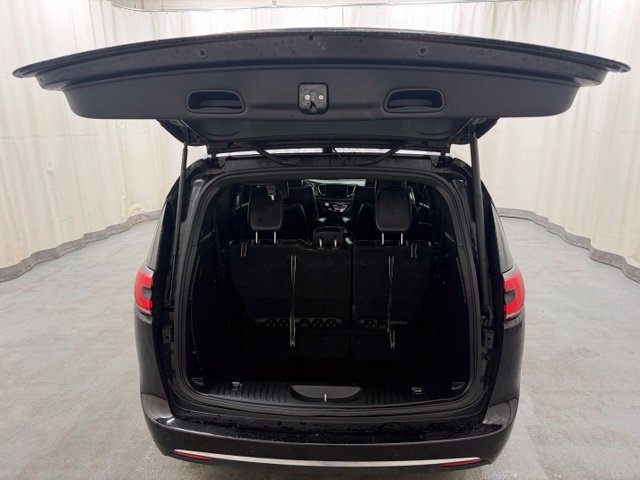 Used 2025 Chrysler Pacifica Select FWD image 8