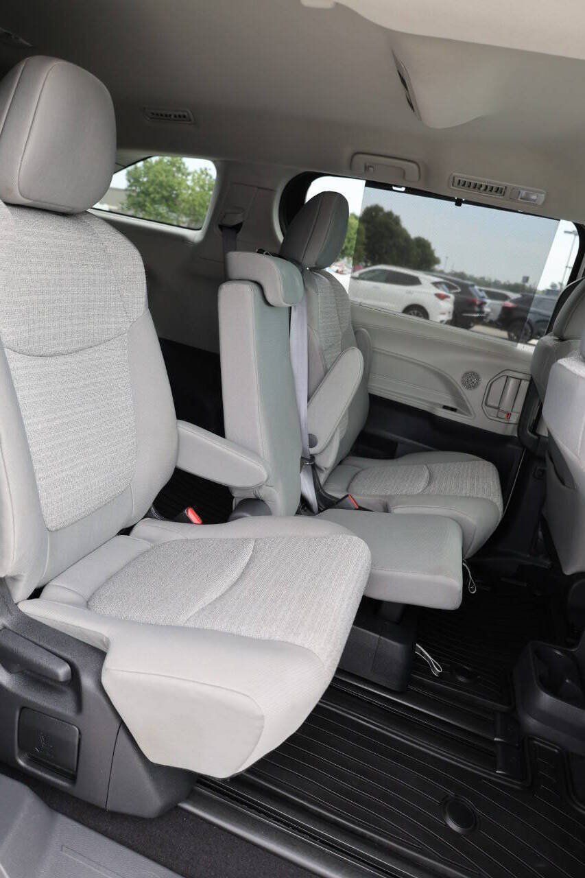 Used 2022 Toyota Sienna LE FWD image 16