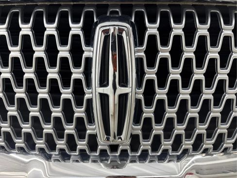 Used 2017 Lincoln Continental Select FWD image 33