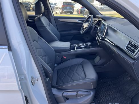 Certified 2025 Volkswagen Atlas Cross Sport SE w/ Panoramic Sunroof Package image 29