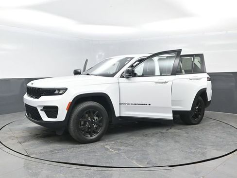 Used 2024 Jeep Grand Cherokee Altitude image 30