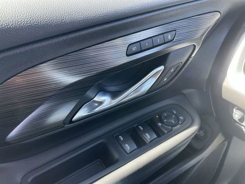 Used 2024 GMC Terrain SLT image 13