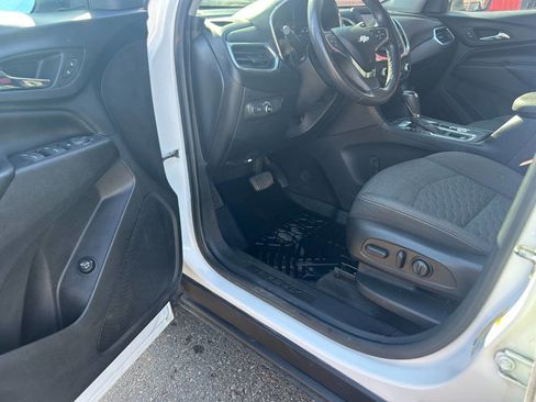 Used 2018 Chevrolet Equinox LT image 3