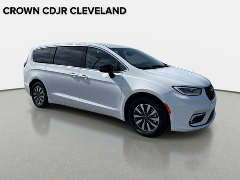 Used 2024 Chrysler Pacifica Limited FWD image 2