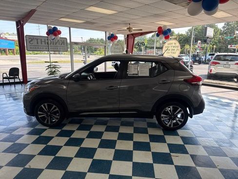 Used 2019 Nissan Kicks SR w/ SR Premium Package FWD image 4