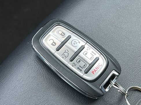 Used 2025 Chrysler Pacifica Select FWD image 34