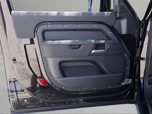 New 2025 Land Rover Defender 90 X-Dynamic SE AWD/4WD image 25