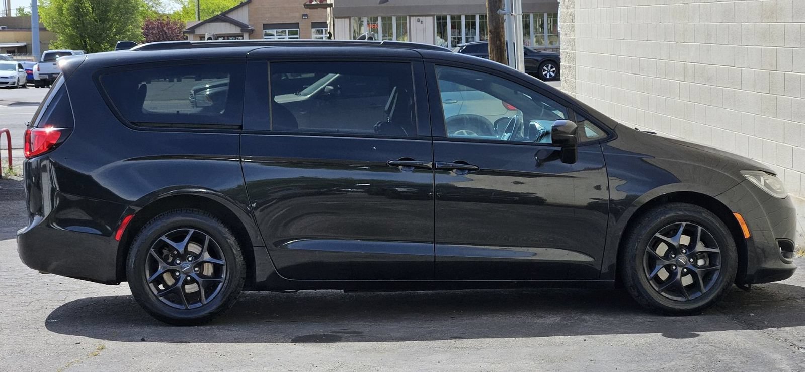 Used 2020 Chrysler Pacifica Touring-L Plus FWD image 6
