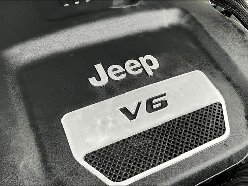 Used 2018 Jeep Wrangler Unlimited Sport w/ Connectivity Group image 32