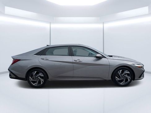 Used 2025 Hyundai Elantra Limited FWD image 3