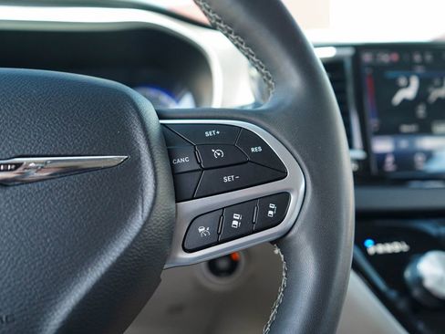 Used 2023 Chrysler Pacifica Touring-L FWD image 30