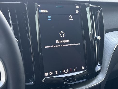 Used 2025 Volvo XC60 B5 Plus image 23