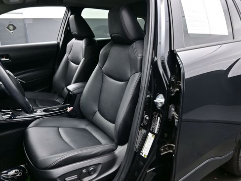 Used 2022 Toyota Corolla Cross XLE w/ Convenience Package image 11