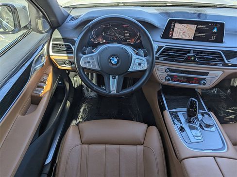 Used 2022 BMW 740i w/ M Sport Package image 7