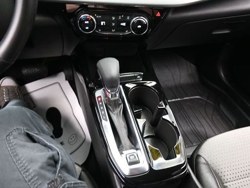 Used 2024 Chevrolet Trax LT w/ LT Convenience Package FWD image 11