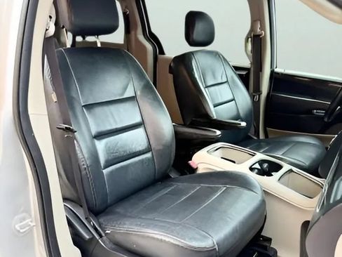 Used 2012 Dodge Grand Caravan SXT w/ UConnect Hands-Free Group FWD image 24