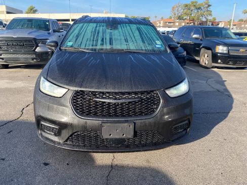 Used 2021 Chrysler Pacifica Touring w/ S Appearance Package image 2