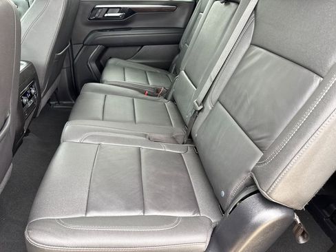 Used 2025 Chevrolet Suburban Z71 AWD/4WD image 18