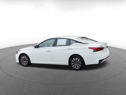 Used 2025 Nissan Altima 2.5 SV image 10