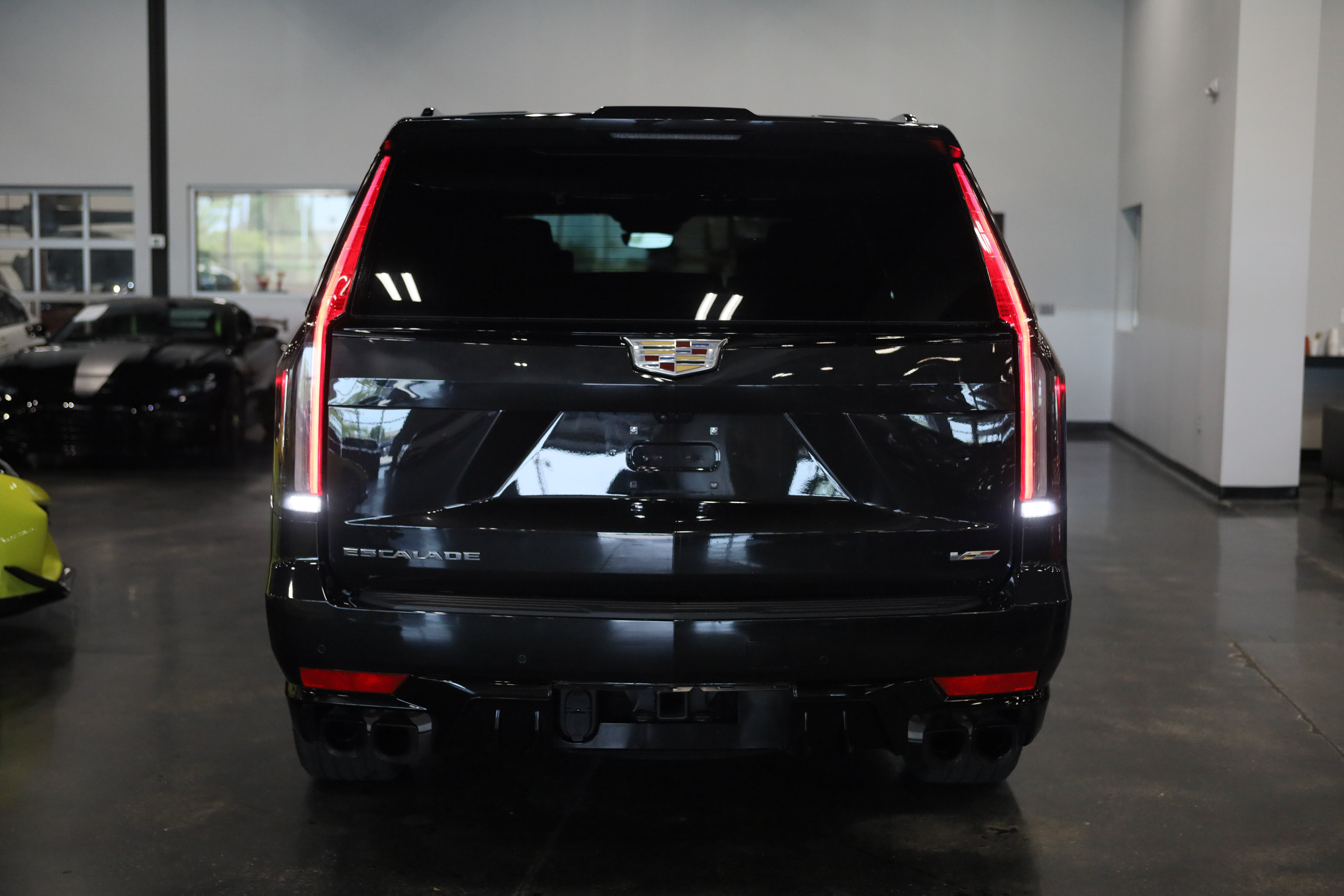 Used 2024 Cadillac Escalade ESV V AWD/4WD image 5
