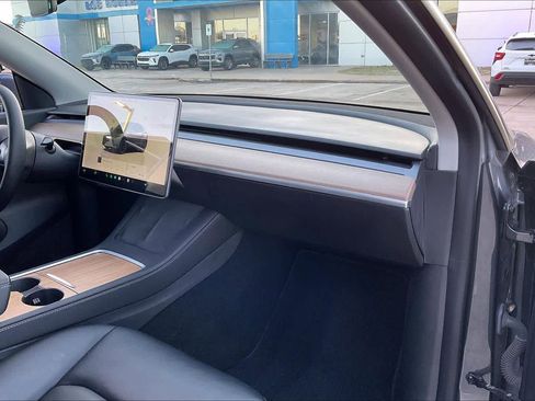 Used 2022 Tesla Model Y Long Range image 18