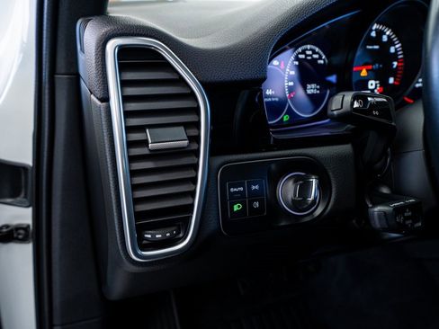 Used 2023 Porsche Cayenne Platinum Edition image 36