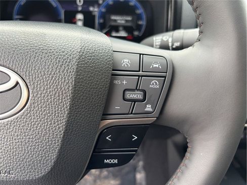 Used 2025 Toyota Camry XLE image 24