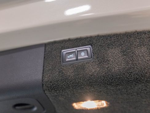 Used 2017 Bentley Bentayga AWD/4WD image 70