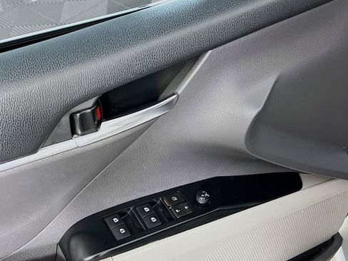 Used 2018 Toyota Camry SE image 16