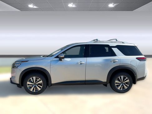 New 2025 Nissan Pathfinder SL image 2
