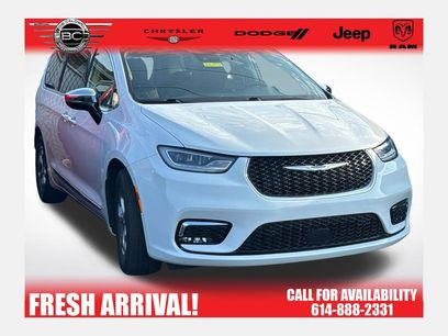 Used 2023 Chrysler Pacifica Limited w/ Uconnect Theater Family Group