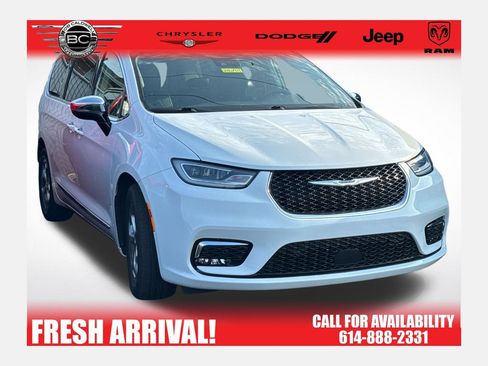 Used 2023 Chrysler Pacifica Limited w/ Uconnect Theater Family Group FWD image 1