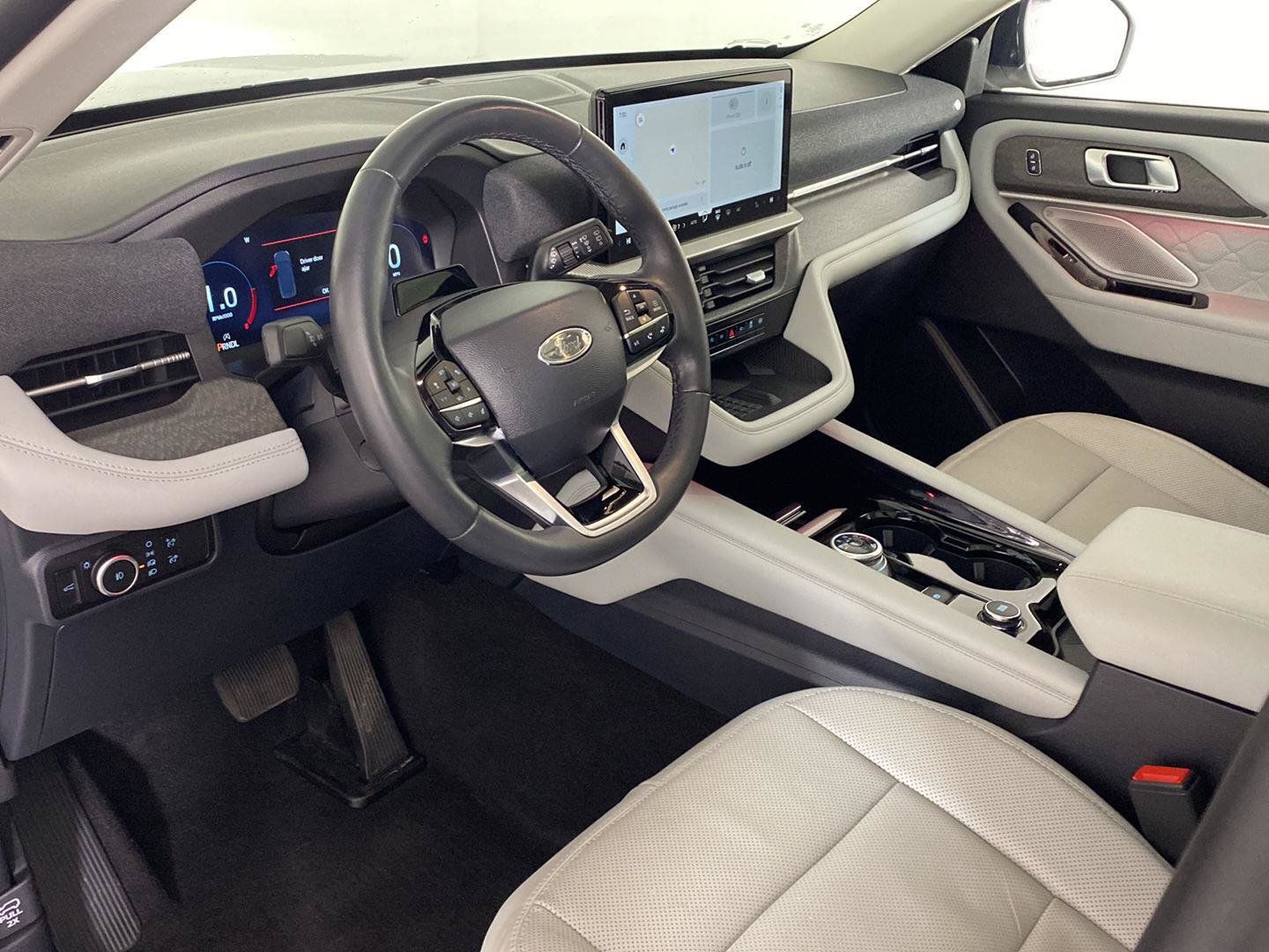 Used 2025 Ford Explorer Platinum w/ Ultimate Package AWD/4WD image 2