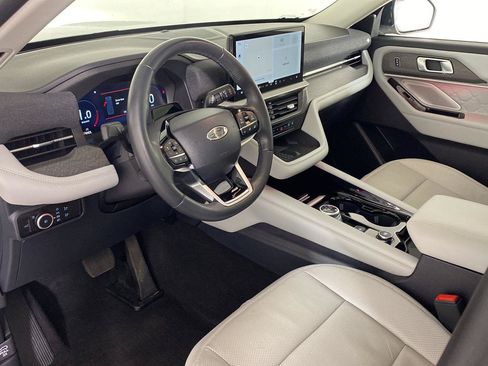 Used 2025 Ford Explorer Platinum w/ Ultimate Package AWD/4WD image 2