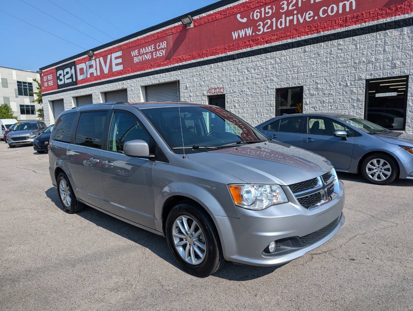 Used 2020 Dodge Grand Caravan SXT FWD image 1