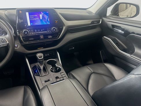 Used 2023 Toyota Highlander XLE FWD image 24