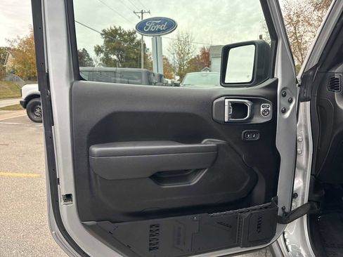 Used 2022 Jeep Gladiator Willys image 16