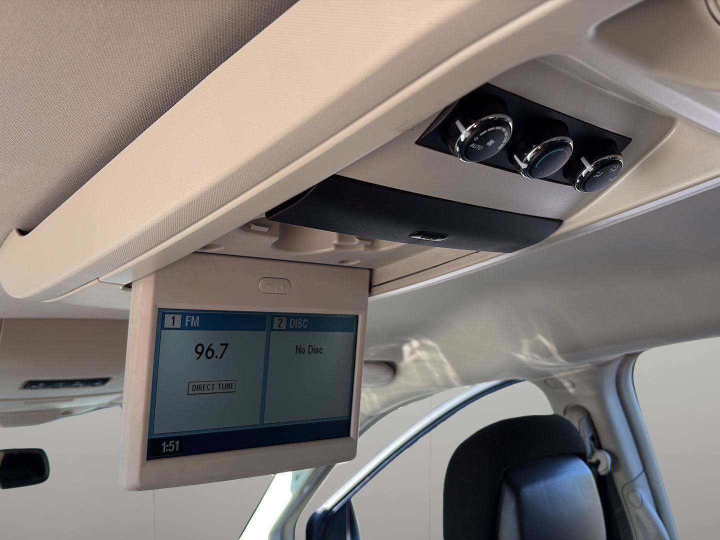 Used 2013 Chrysler Town & Country Touring FWD image 19