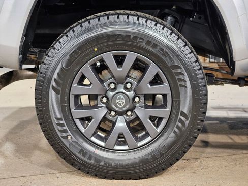 Used 2020 Toyota Tacoma SR5 w/ SR5 Appearance Package (SM) image 17