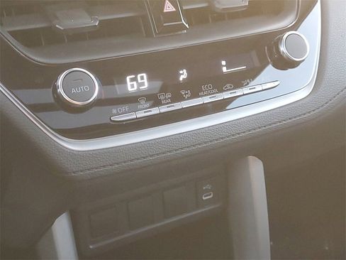 Certified 2023 Toyota Corolla Cross LE image 29