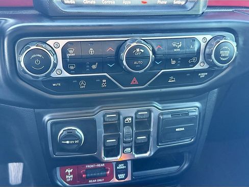 Used 2023 Jeep Wrangler Unlimited Rubicon w/ Cold Weather Group AWD/4WD image 17