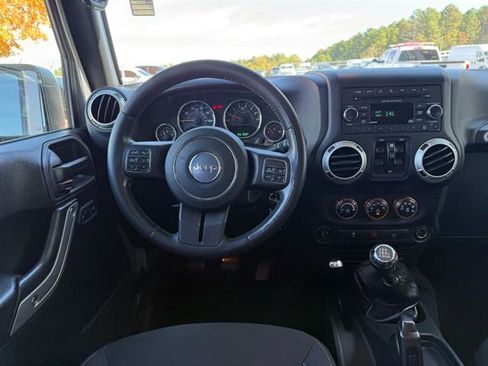 Used 2018 Jeep Wrangler Unlimited Rubicon w/ Connectivity Group image 10