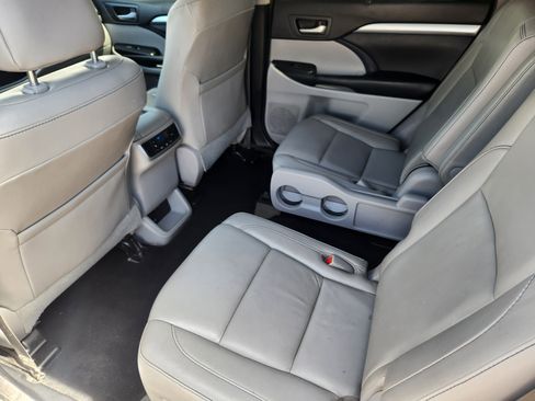 Used 2018 Toyota Highlander XLE w/ Carpet Mat Package (TMS) AWD/4WD image 18