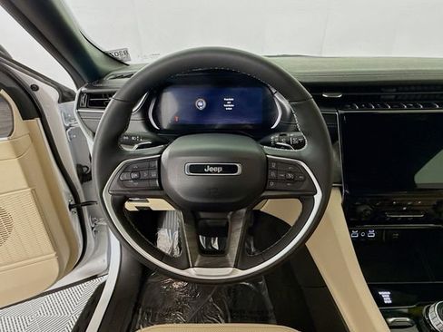 Used 2025 Jeep Grand Cherokee Limited w/ Luxury Tech Group II AWD/4WD image 11