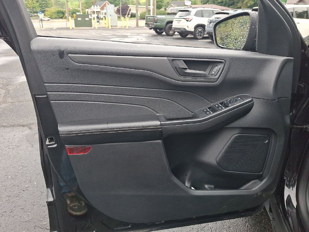 Used 2025 Ford Escape Active AWD/4WD image 12
