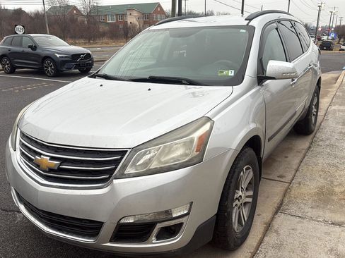 Used 2016 Chevrolet Traverse LT image 2