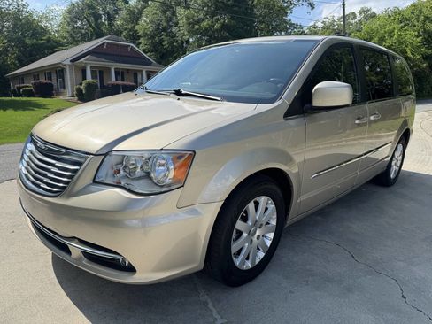 Used 2016 Chrysler Town & Country Touring image 7