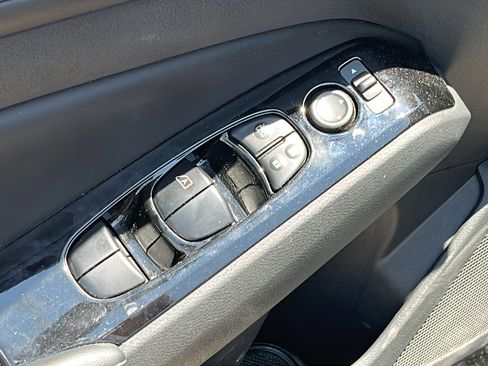 Used 2023 Nissan Altima 2.5 SV FWD image 12